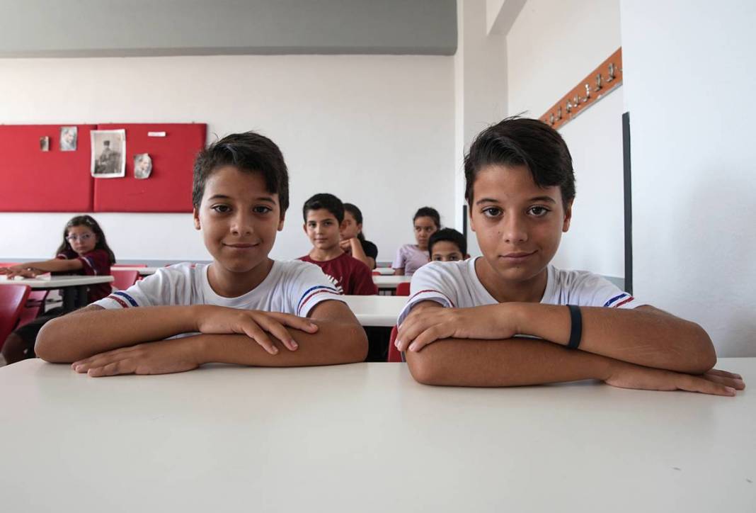 Okuldaki herkes aynı kişiyi gördüğünü sanıyor: 26 ikiz kardeşle eğitime başlıyorlar 11